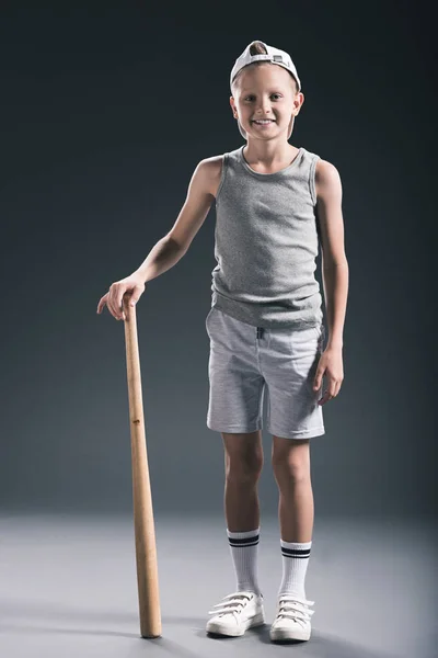 Усміхнений Хлопчик Спортивному Одязі Бейсбольною Битою Сірому Фоні — стокове фото