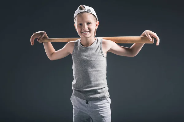 Retrato Niño Preadolescente Gorra Con Bate Béisbol Sobre Fondo Gris — Foto de stock gratuita