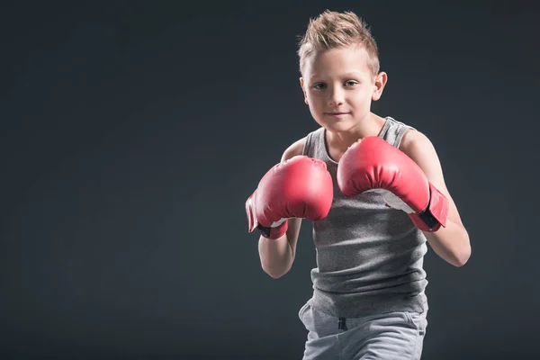 Retrato Niño Con Guantes Boxeo Rojos Sobre Fondo Negro — Foto de Stock