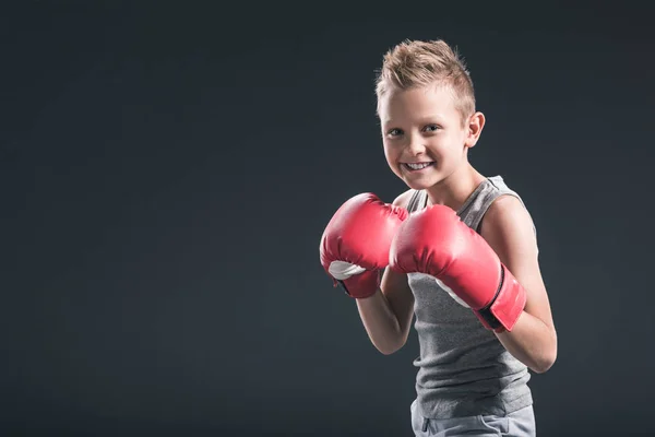 Retrato Niño Alegre Con Guantes Boxeo Rojos Sobre Fondo Negro — Foto de Stock