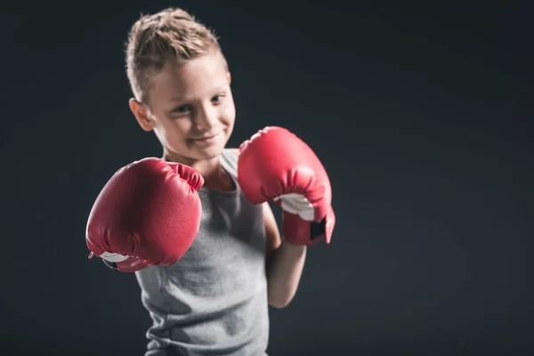 Portret Van Lachende Jongen Met Rode Bokshandschoenen Zwarte Achtergrond — Stockfoto