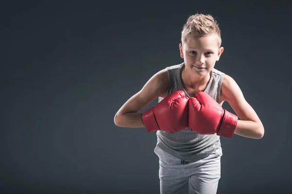 Retrato Niño Con Guantes Boxeo Rojos Sobre Fondo Negro — Foto de Stock