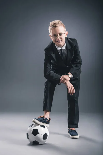 Sorrindo Menino Vestido Como Homem Negócios Com Bola Futebol Olhando — Fotografia de Stock Grátis