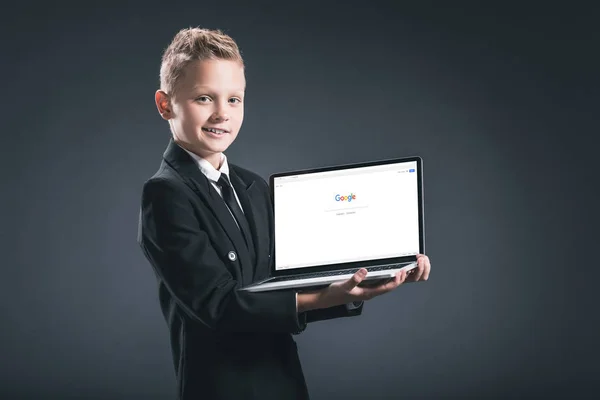Smiling Boy Businessman Suit Showing Laptop Google Website Screen Grey — Stock Photo, Image
