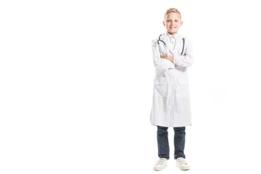 Doktorlar beyaz ceket taşımak çocuk üzerinde beyaz izole stetoskop ile gülümseyen