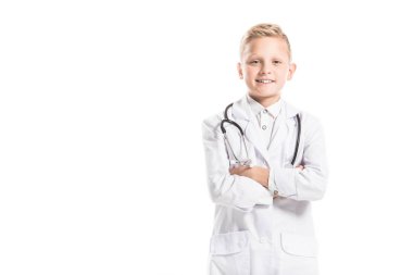 Doktorlar beyaz ceket üzerine beyaz izole stetoskop ile gülümseyen varoluş çocuk portresi