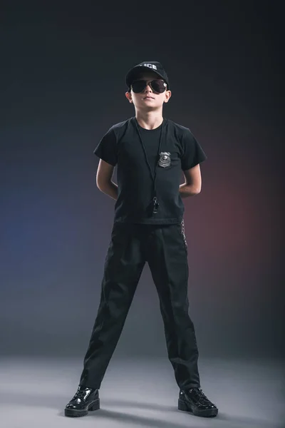 Chłopiec Policjanta Jednolite Okulary Przeciwsłoneczne Gwizdkiem Ciemnym Tle — Zdjęcie stockowe