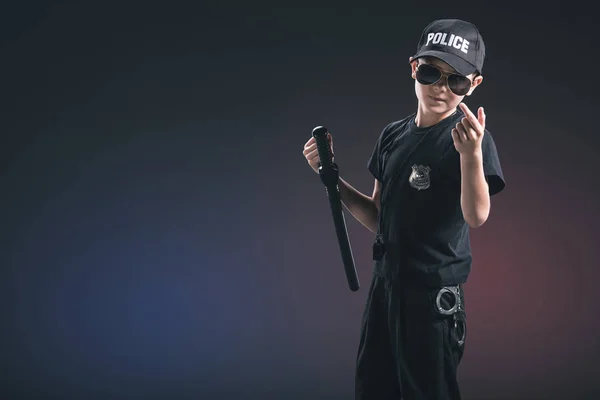 Retrato Menino Uniforme Policial Óculos Sol Gesticulando Fundo Escuro — Fotografia de Stock