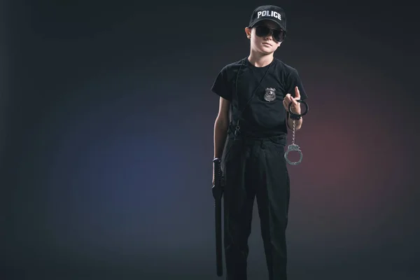 Мальчик Полицейской Форме Солнечных Очках Наручниками Темном Фоне — стоковое фото