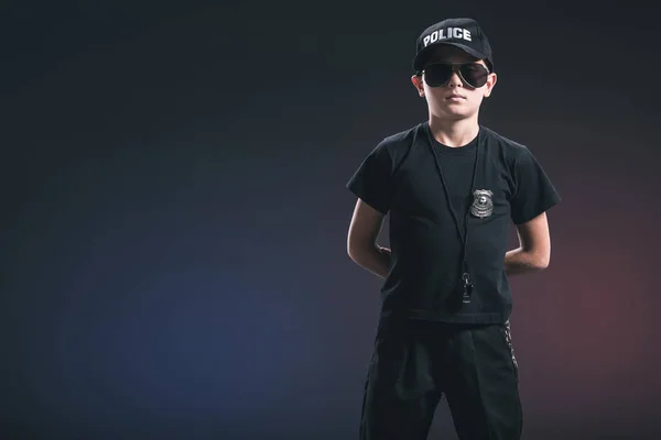 Retrato Menino Sério Uniforme Policial Óculos Sol Fundo Escuro — Fotografia de Stock