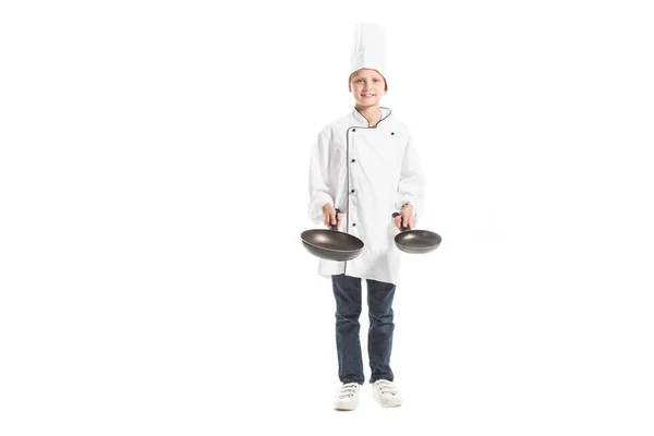 Niño Sonriente Uniforme Chef Blanco Sombrero Sosteniendo Sartenes Mirando Cámara — Foto de Stock