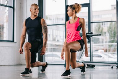 sporcular spor salonunda egzersiz genç Afro-Amerikalı çiftin seçici odak