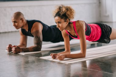 tahta üzerinde fitness yapıyor sporcuların Afrikalı-Amerikalı çiftin seçici odak spor paspaslar
