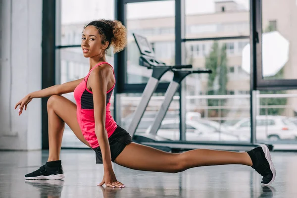 Genç Afro Amerikan Kadın Atlet Spor Salonunda Egzersiz Yaparak — Stok fotoğraf