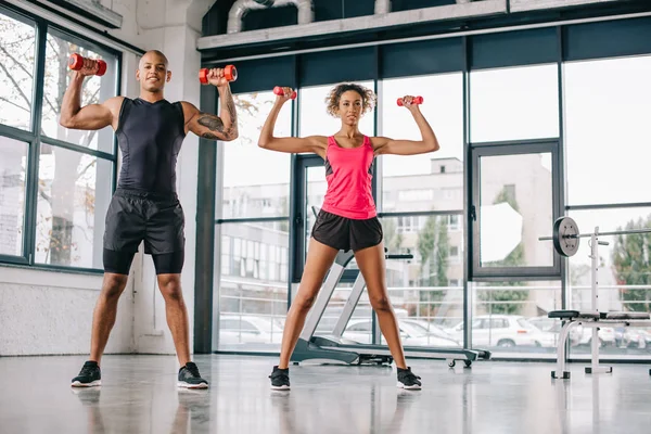 Sonriente Joven Afroamericano Pareja Atletas Haciendo Ejercicio Con Mancuernas Gimnasio — Foto de Stock