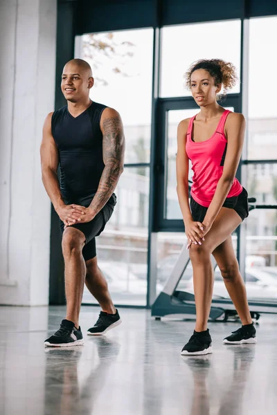 Sonriente Afroamericano Pareja Atletas Haciendo Ejercicio Gimnasio —  Fotos de Stock