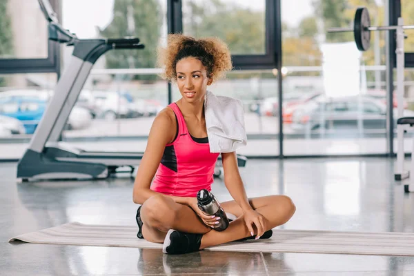 Çekici Afrikalı Amerikalı Kadın Atlet Spor Salonunda Fitness Mat Dinlenme — Ücretsiz Stok Fotoğraf