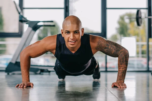 Selective Focus Tattooed Young Sportsman Doing Push Ups Gym — Stock Photo, Image