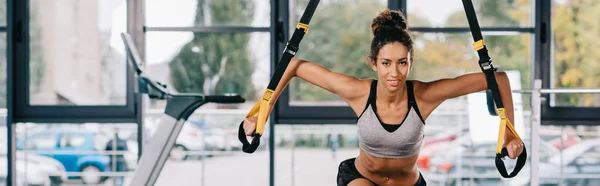 Foco Seletivo Esportista Afro Americana Exercitando Alças Fitness Ginásio — Fotografia de Stock