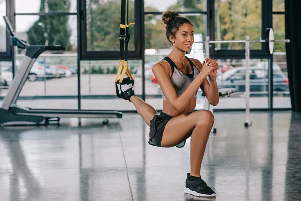 Schöne Glückliche Sportlerin Die Fitnessstudio Auf Fitnessbändern Trainiert — Stockfoto