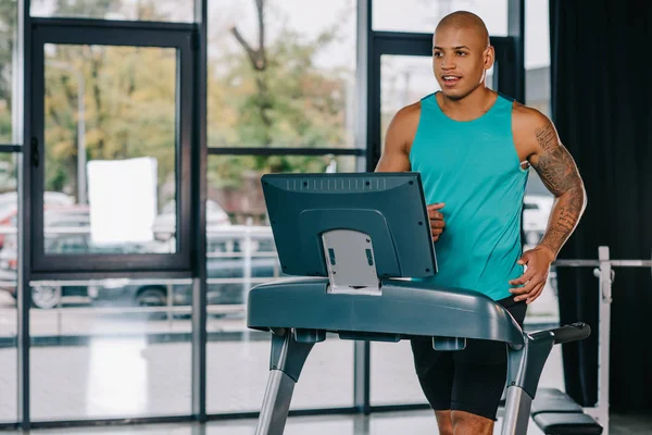Muscular African American Sportsman Tattooed Hand Running Treadmill Gym — Free Stock Photo