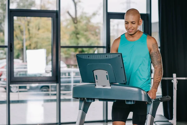 Smiling African American Male Athlete Treadmill Gym — Free Stock Photo