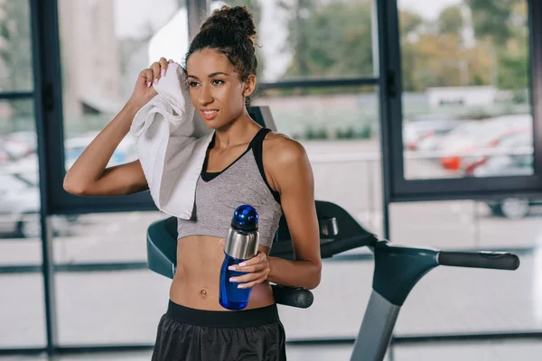 Smiling African American Sportswoman Sport Bottle Wiping Head Towel Treadmill — Stock Photo, Image