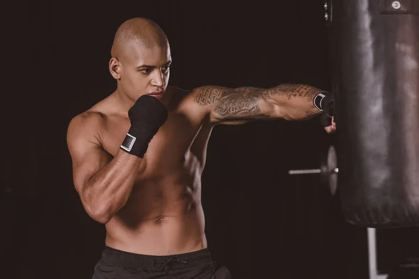 Tatuado Afro Americano Boxeador Masculino Treinamento Bandagem Boxe Com Saco — Fotografia de Stock