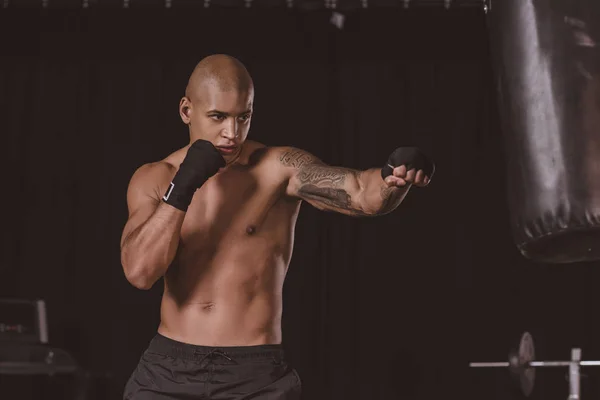 Boxeador Masculino Afroamericano Enfocado Entrenamiento Vendas Boxeo Con Saco Boxeo —  Fotos de Stock
