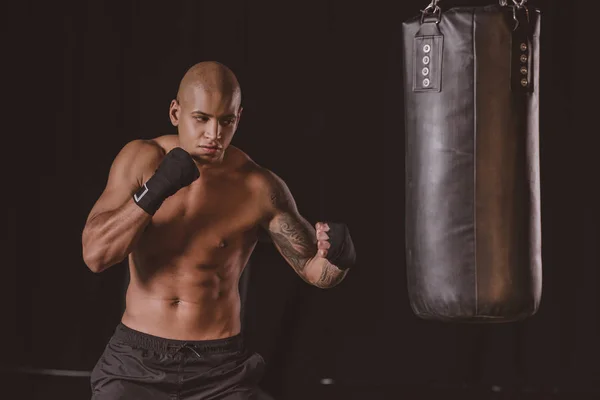 Musculoso Afro Americano Masculino Boxer Treinamento Com Saco Perfuração Ginásio — Fotografia de Stock