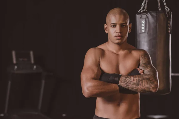 Retrato Boxeador Afroamericano Confiado Posando Con Brazos Cruzados Cerca Del — Foto de Stock