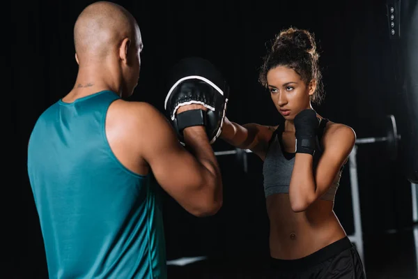 Achteraanzicht Van Gespierde Mannelijke Trainer Trainen Met Vrouwelijke Bokser Sportschool — Stockfoto