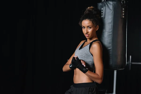Afrikanska Amerikanska Kvinnliga Boxare Boxning Bandage Posing Nära Slagsäck Gym — Stockfoto