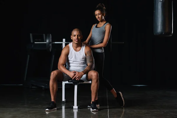 Atraente Afro Americano Esportista Perto Namorado Muscular Ginásio — Fotografia de Stock Grátis