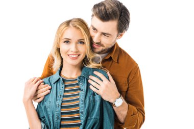 Genç adam kucaklama kız arkadan beyaz izole 