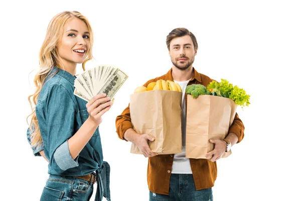 Mujer Mostrando Dinero Mientras Novio Pie Detrás Con Productos Bolsas —  Fotos de Stock