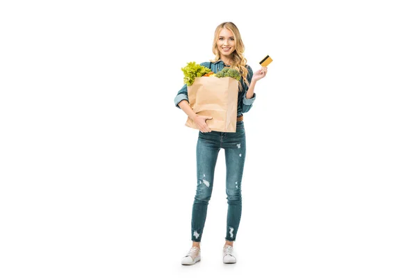 Kobieta Szczęśliwa Trzymając Torba Zakupy Jedzeniem Pokazywanie Karty Kredytowej Białym — Zdjęcie stockowe