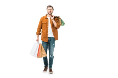 neşeli adam beyaz izole renkli kağıt torbalar ile yürüyor