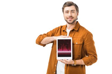 Genç adam gösteren dijital tablet üzerinde beyaz izole ekranda grafikler ile