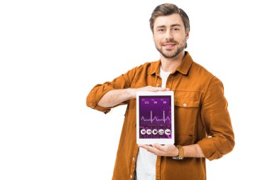 adam gösteren dijital tablet üzerinde beyaz izole tıbbi uygulama ile gülümseyen