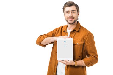 Genç adam gösteren dijital tablet üzerinde beyaz izole ekranında skype ile