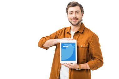 pozitif genç adam gösteren dijital tablet ekran üzerinde beyaz izole twitter ile