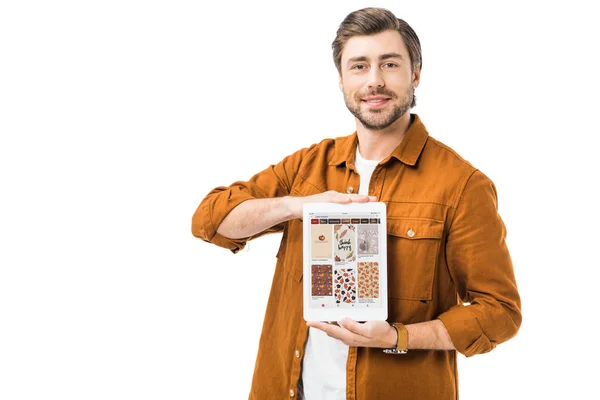 Homem Feliz Mostrando Tablet Digital Com Pinterest Tela Isolado Branco — Fotografia de Stock