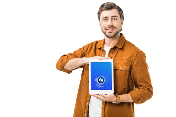 Молодой Счастливый Человек Показывает Цифровой Планшет Shazam Экране Изолированы Белом — стоковое фото
