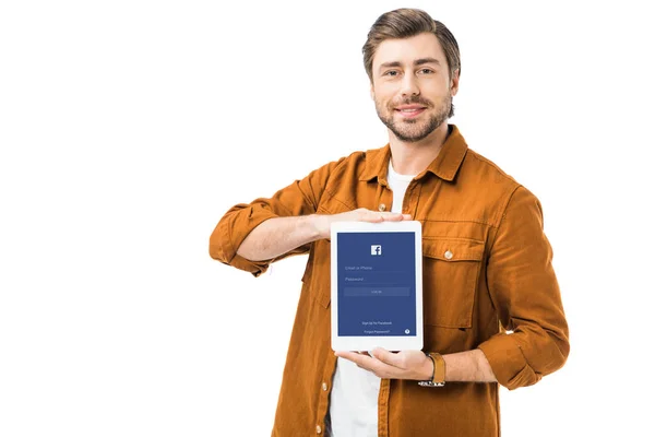 Homem Sorrindo Mostrando Tablet Digital Com Facebook Tela Isolado Branco — Fotografia de Stock