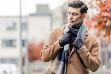 ceket, deri eldiven ve eşarp sonbahar sokakta duran yakışıklı adam
