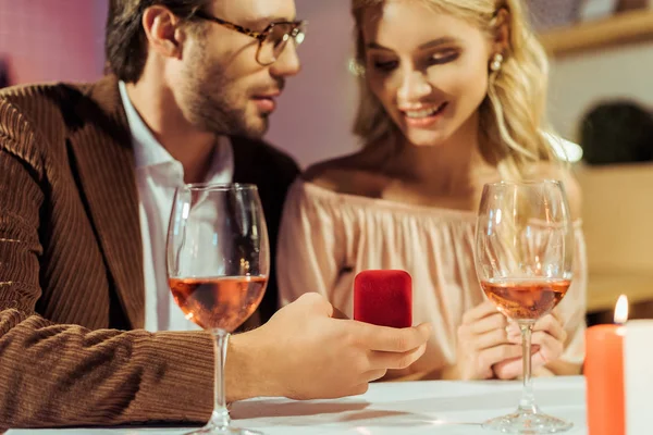 Visão Parcial Homem Propondo Namorada Mesa Com Copos Vinho Restaurante — Fotografia de Stock