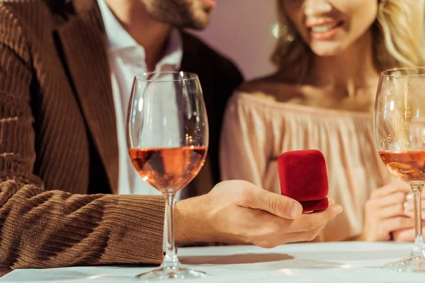 Imagen Recortada Del Hombre Proponiendo Novia Durante Cena Romántica Restaurante — Foto de Stock