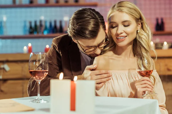 Homem Elegante Jaqueta Beijando Bela Namorada Durante Jantar Romântico Restaurante — Fotografia de Stock