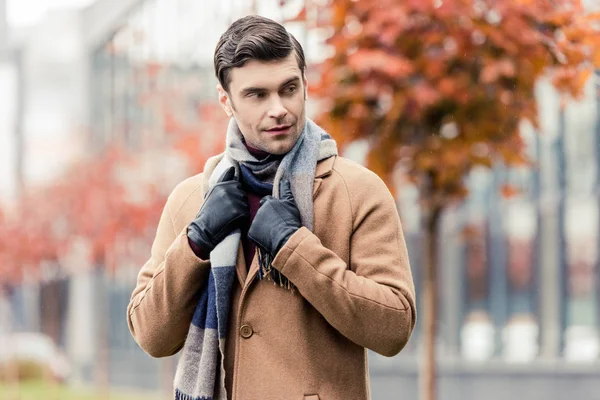 穿着外套 皮手套和围巾的时尚男子站在秋日的街道上 — 图库照片